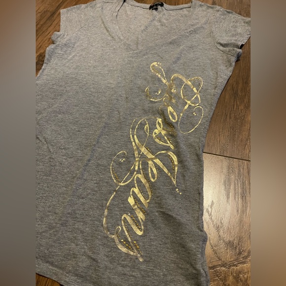 Guess Jeans gold V neck T shirt - Picture 2 of 3